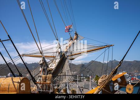 Foto redazionale da vicino che mostra l'intricato equipaggiamento, i montanti, le corde e i dettagli del ponte della storica nave addestrativa della Marina militare italiana Amerigo Vespucci doc Foto Stock