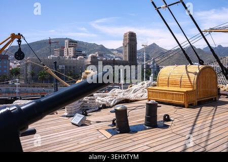 Foto redazionale da vicino che mostra l'intricato equipaggiamento, i montanti, le corde e i dettagli del ponte della storica nave addestrativa della Marina militare italiana Amerigo Vespucci doc Foto Stock