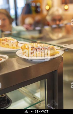 Pezzi di torta al rabarbaro in una vetrina in un caffè, Cafe Kuh, Deckenpfronn, Germania Foto Stock