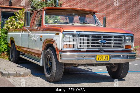 Maarn, Paesi Bassi, 25.05.2026, Ford F350 Crew Cab dal 1984, classico pick-up americano parcheggiato in strada Foto Stock