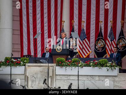 Arlington, Stati Uniti d'America. 25 maggio 2026. Arlington, Stati Uniti d'America. 25 maggio 2026. Il presidente degli Stati Uniti Donald Trump, pronuncia le sue osservazioni durante l'annuale commemorazione del Memorial Day presso l'Arlington National Cemetery Amphitheater, il 25 maggio 2026 ad Arlington, Virginia. Credito: SSgt. Malik Retemiah/US Army Photo/Alamy Live News Foto Stock