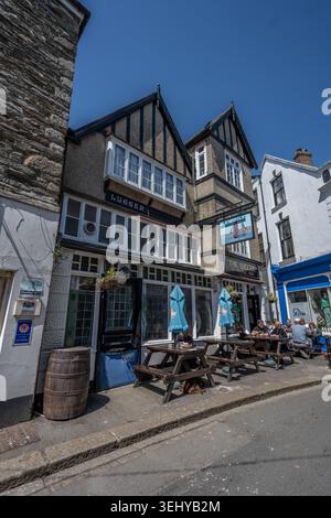 Il tradizionale esterno in legno del Lugger Inn Public House, che presenta tavoli da picnic all'aperto, in una strada a Fowey, Cornovaglia. Foto Stock