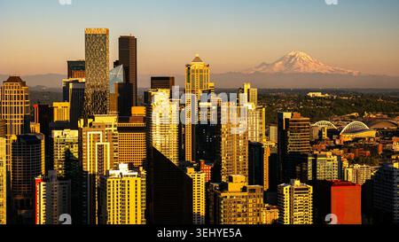 Vista aerea di Seattle, Washington, skyline al tramonto, con grattacieli del centro e Mount Rainier nel pomeriggio Foto Stock