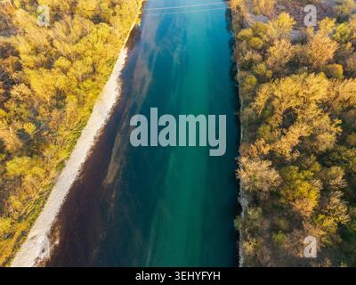 Vista aerea del fiume Sava che passa sotto il ponte autostradale vicino alla città di Zapresic, Croazia Foto Stock