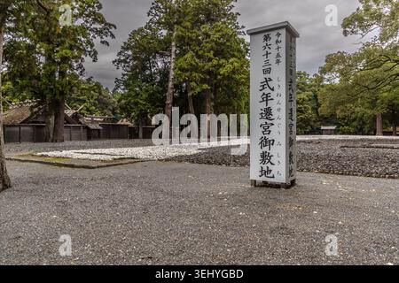 Dietro la recinzione di legno si trova Toyouke Daijingu (豊受大神宮), un santuario dedicato a Toyouke-hime, la dea del cibo. Sul sito in primo piano, una replica identica è in costruzione seguendo il rituale Shikinen Sengu; nel 2033, le funzioni sacre del santuario saranno trasferite a questa nuova struttura. Nel piccolo edificio sullo spazio aperto, rimane il pilastro centrale del santuario precedente; viene sostituito solo ogni 40 anni. ISE, mie, Giappone Foto Stock