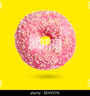 Ciambella dolce con glassa e spruzzi d'aria su sfondo giallo Foto Stock