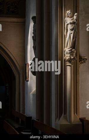 Rothenburg ob der Tauber, Germania – 15 settembre 2023. Chiesa di San Giacomo, luce solare sulla scultura a Rothenburg ob der Tauber, Germania Foto Stock