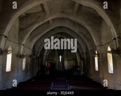 Zaria, Nigeria - 22 marzo 2026: Veduta dell'interno della chiesa di San Bartolomeo a Wusasa con il suo unico soffitto ad arco costruito in fango, file di pali, e. Foto Stock