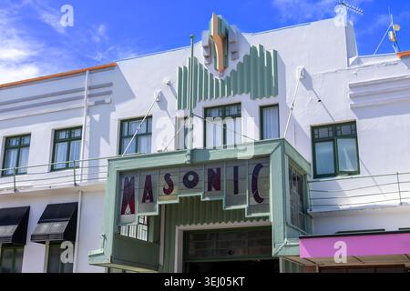 Vista della storica facciata Art Deco Masonic Hotel con la sua distintiva segnaletica verde e dettagli architettonici geometrici sotto un cielo azzurro cristallino a Na Foto Stock