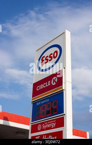 Toronto, Canada - 19 maggio 2026: Cartello del distributore di benzina esso con logo Circle K e Tim Hortons Foto Stock