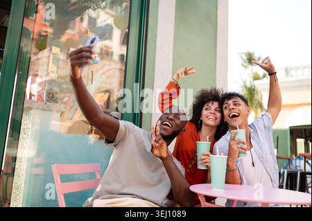 Un gruppo di amici universitari multiculturali ama fare shopping online e divertirsi insieme Foto Stock