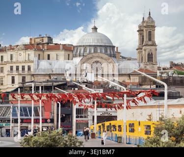 Istanbul, Turchia - 13 maggio 2023: Chiesa greco-ortodossa Hagia Triada con la sua cupola e le torri che si affacciano su una strada vivace Foto Stock