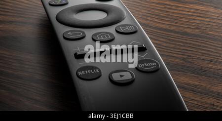 New York 24 aprile 2026: Primo piano moderno telecomando smart TV con pulsanti dedicati per l'applicazione Netflix prime Video su YouTube Foto Stock