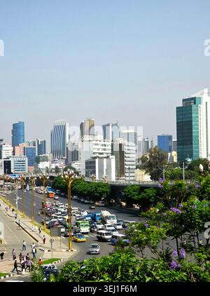 Traffico e cambio dello skyline. Piazza Meskel, Addis Abeba, Etiopia. Foto Stock