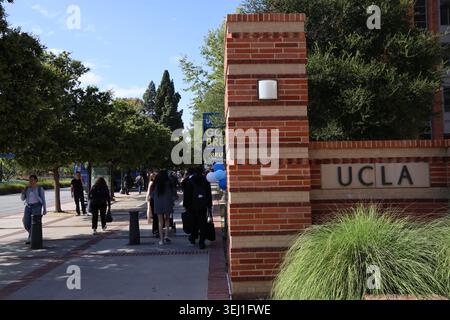 Los Angeles, Stati Uniti. 26 maggio 2026. Gli studenti camminano nel campus di Los Angeles dell'Università della California, a Los Angeles, California, Stati Uniti, maggio 26, 2026. martedì l'amministrazione Trump ha citato in giudizio l'Università della California, accusando il suo campus di Los Angeles di consentire un ambiente educativo ostile agli studenti ebrei e israeliani. Crediti: Zeng Hui/Xinhua/Alamy Live News Foto Stock