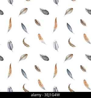 Piume senza cuciture con morbide piume d'uccello macchiate in tonalità naturali su sfondo bianco. Delicata illustrazione ad acquerello disegnata a mano naturale Foto Stock