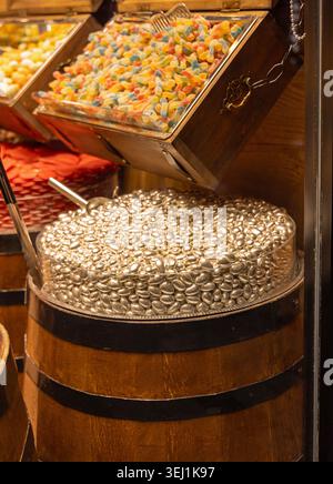 Silver Pebbles in Oak Wood Barrel Pirate Treasury Stones Candy Store Foto Stock