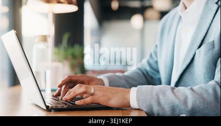 Mani, uomo e digitazione sul laptop in ufficio per la rendicontazione finanziaria, la revisione interna e la compilazione delle imposte. Contabile, dipendente e tecnico sul posto di lavoro per Foto Stock