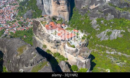 Meteora è un'area rocciosa vicino alla città di Kalambaka in Grecia. Foto Stock