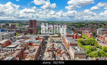 LEEDS, Regno Unito - 18 maggio 2026 - Vista panoramica aerea del centro di Leeds con i quartieri dello shopping e dello shopping Foto Stock