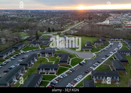 Vista aerea del tramonto su un'area residenziale suburbana Foto Stock