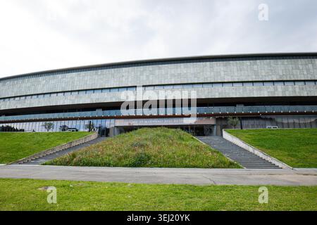 Torino, Italia, 13 maggio 2026. L'impressionante design architettonico contemporaneo dell'edificio MAUTO presenta scale simmetriche in cemento che fiancheggiano un centro Foto Stock