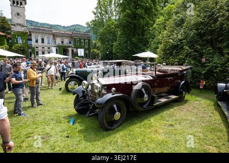 Villa erba, Italia, 17 maggio 2026. Gli spettatori si riuniscono per ammirare un classico veicolo d'epoca Rolls royce 40 50 hp anni '1920 sull'erba verde durina Foto Stock