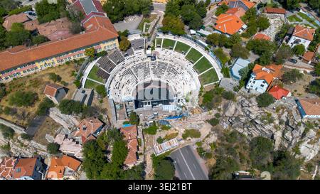 Veduta aerea del drone dell'antico teatro romano di Filippopoli a Plovdiv in Bulgaria Foto Stock