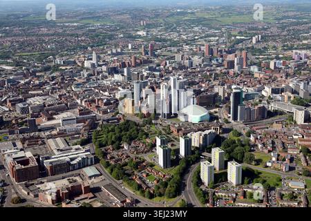 Vista aerea del centro città di Leeds. Dal nord verso sud lungo la strada A58 in direzione del verde First Direct Bank Arena e poi del centro città oltre. Foto Stock