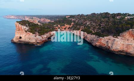 Cala di calcio des moro, splendida acqua turchese con scogliere e vegetazione verde Foto Stock