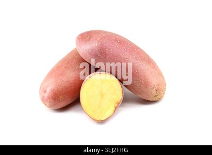 Patate rosse, due intere e una tagliate a metà, su sfondo bianco. Foto Stock