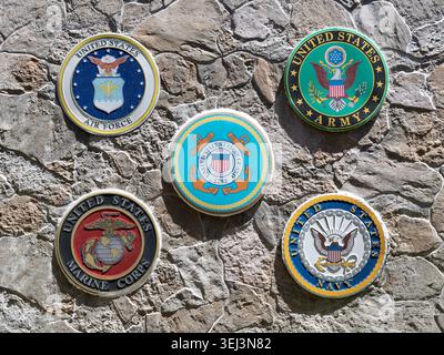 Creste della filiale militare degli Stati Uniti esposte su Stone Wall Foto Stock