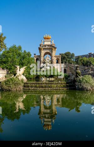 Fontana Monumentale Cascada e Quadriga d'oro nel Parc de la Ciutadella di Barcellona con laghetto riflettente Foto Stock