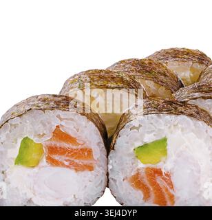 Cibo, coloratissimi sushi roll ripieni di salmone e avocado sono ordinati. I panini sono fatti con sushi riso e avvolti in alghe, mostrando V Foto Stock