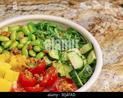 Cibo: Questa vivace insalata contiene un mix di verdure fresche come cetrioli e pomodori, insieme a frutta dolce come l'ananas. Gli ingredienti Foto Stock