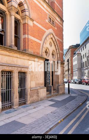 Il "segno fantasma" del caffè Karma su un edificio vicino ad Albert Square, Manchester Foto Stock