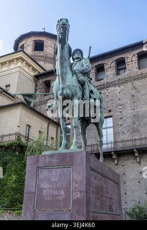Siviglia, Siviglia - Spagna? 04-19-2024: Il monumento dedicato ai cavalieri italiani si erge alto vicino a Castello Foto Stock