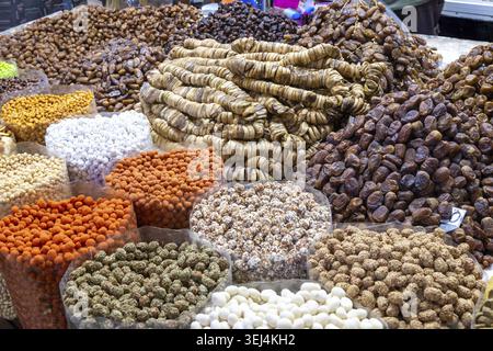 Ampia varietà di frutta secca e frutta secca esposta nel mercato marocchino Foto Stock