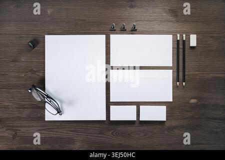 Cancelleria vuota su sfondo in legno. Modello ID. Mockup per l'identità del marchio per i progettisti. Posizione piatta Foto Stock