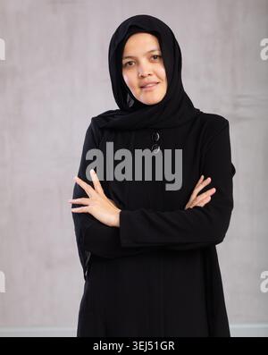Ritratto di giovane donna sorridente in hijab in posa in studio Foto Stock