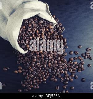 Chicchi di caffè tostati e borsa in tela. Vista dall'alto Foto Stock
