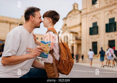 Papà e figlio camminano in una città vecchia Foto Stock