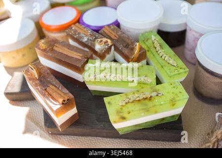 Saponette artigianali a strati con erbe naturali Foto Stock