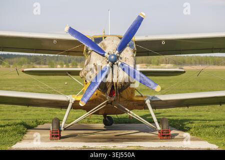 Aereo con elica. Biplano d'epoca. Vista frontale, con il lato della fusoliera. Primo piano di un vecchio aereo retrò Foto Stock