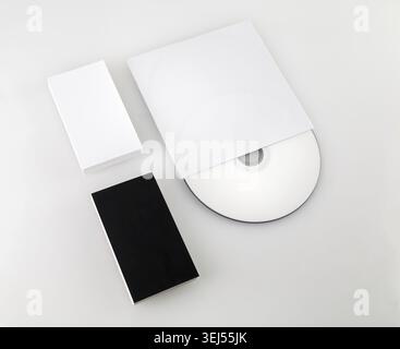Biglietti da visita in bianco e nero e compact disk vuoti. Modello per ID Foto Stock