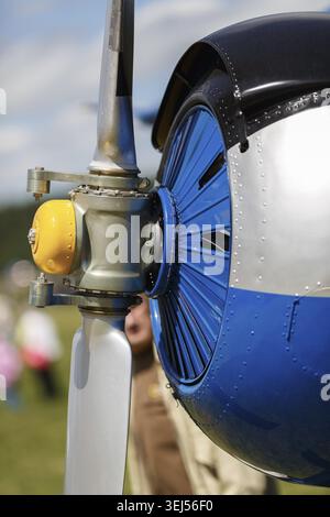 Primo piano dell'aereo ad elica. Profondità di campo ridotta. Scatto verticale Foto Stock