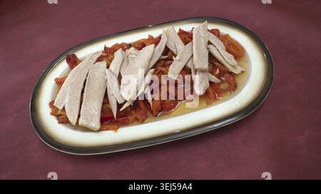Pancia di tonno spagnola e peperoni rossi arrostiti, insalata, cucina spagnola, gastronomia spagnola, Spagna Foto Stock