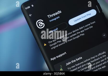 Dhaka, Bangladesh 07 dic 2025:il logo dell'app thread è visualizzato sullo schermo. La nuova applicazione di Meta Platforms è un concorrente di Twitter Foto Stock