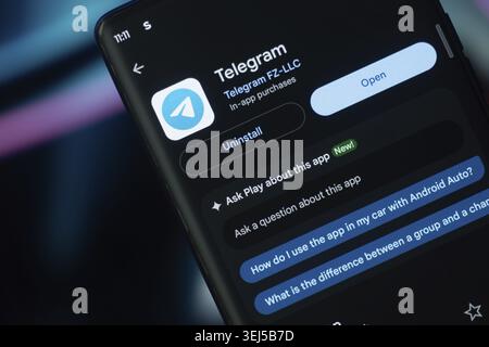 Dhaka, Bangladesh 07 dic 2025: Il logo dell'app TELEGRAMMA sullo schermo di un cellulare che un uomo sta tenendo in mano Foto Stock