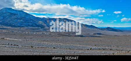 Panorama innevato Monte Charleston e Desert Landscape Nevada Wide View Foto Stock